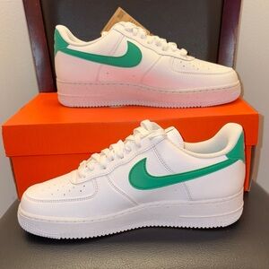 New Nike Women’s Air Force 1 White Sneakers with Green Size 9Accents